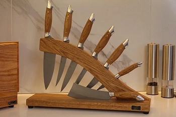 Набор кухонных ножей "Гранд Рататуй" Bohler N 690, рукоять дуб, подставка дуб.